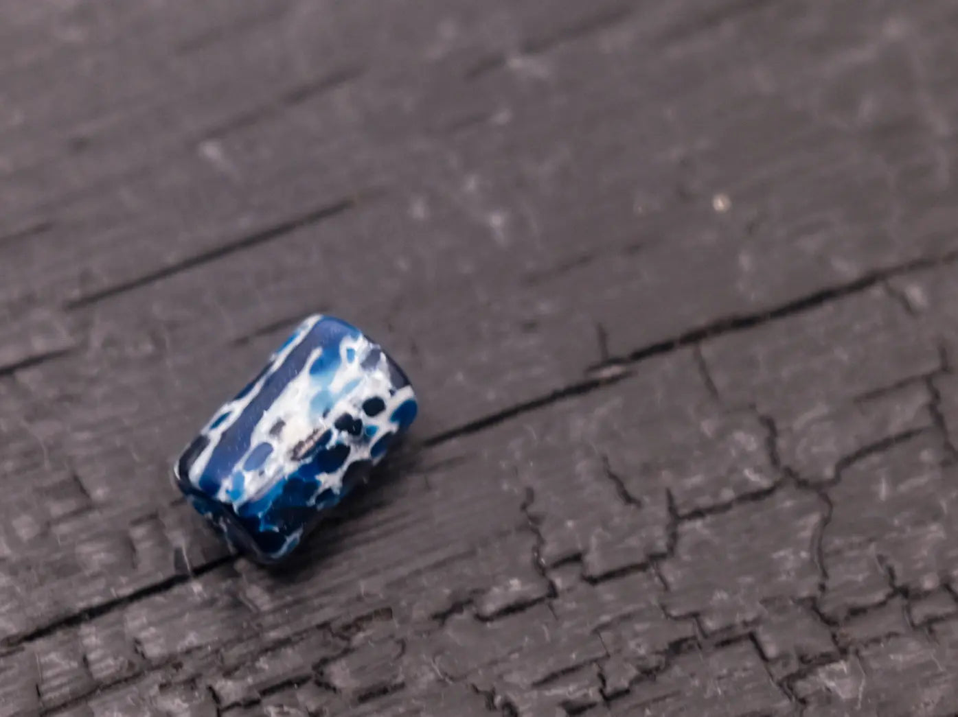 Arno Bernard Knives Bead aus Kudu-Knochen Blau