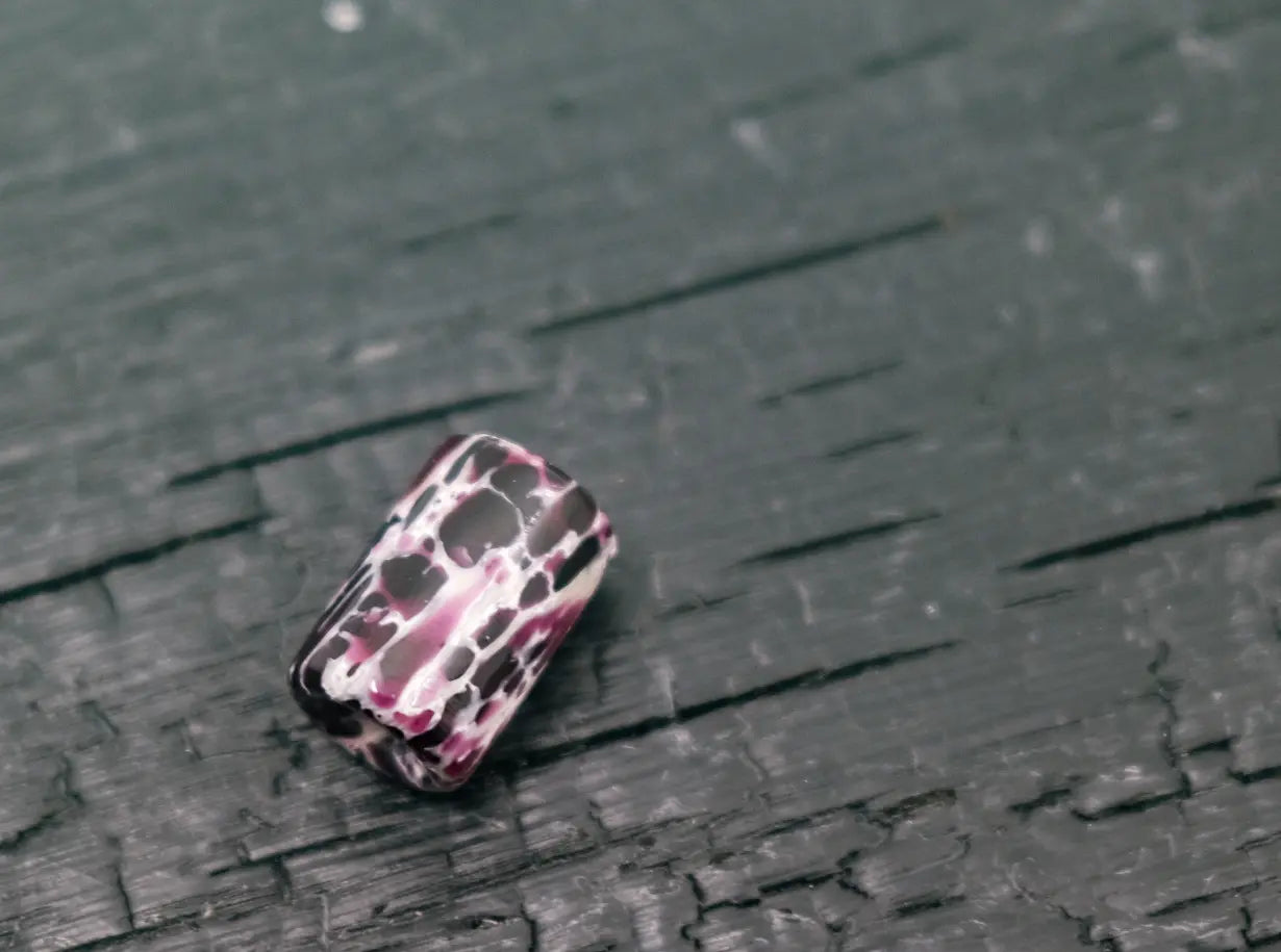 Arno Bernard Knives Bead aus Kudu-Knochen Lila