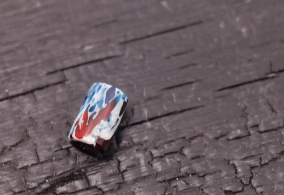 Arno Bernard Knives Bead aus Kudu-Knochen Rot-Blau-Weiß