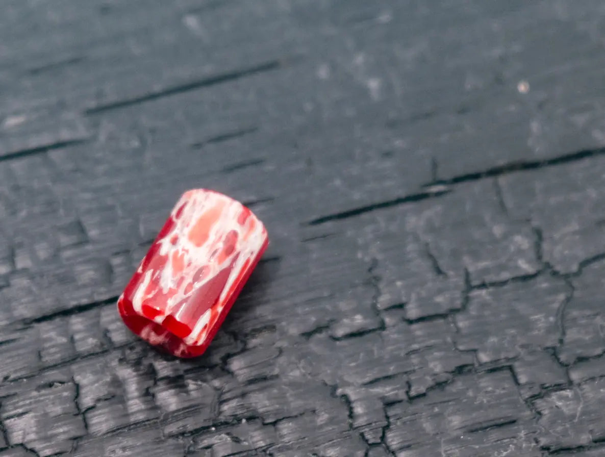 Arno Bernard Knives Bead aus Kudu-Knochen Rot