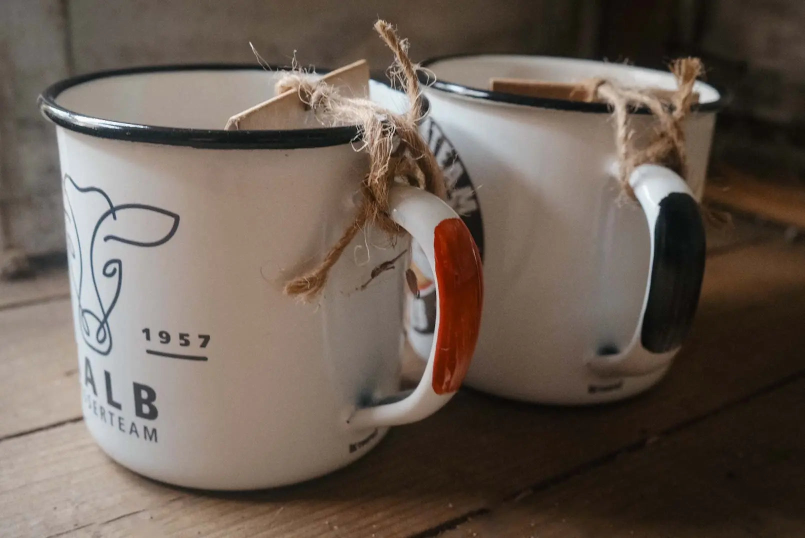 Retropot Classic Enamel Mug Knife Team Calf