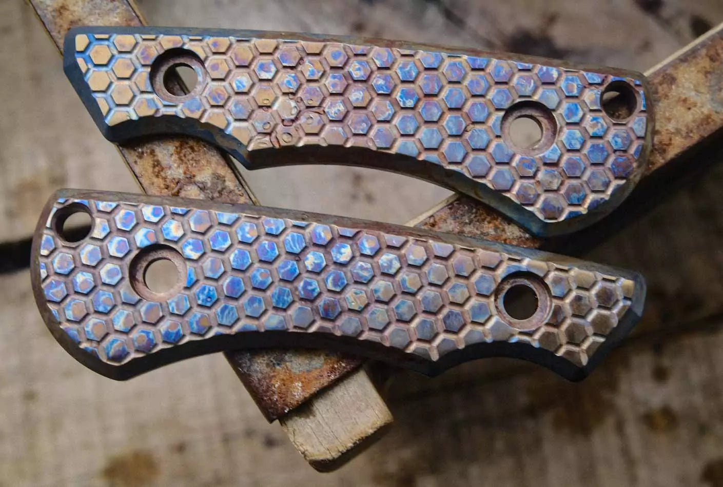 SK09 Titangriffschalen anodisiert "Honeycomb"