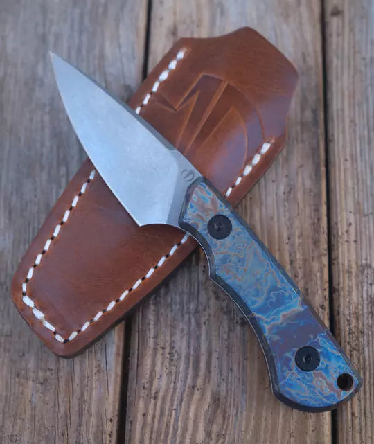 SK09 Titan Anodisiert "Flash" – 14C28 mit Lederscheide