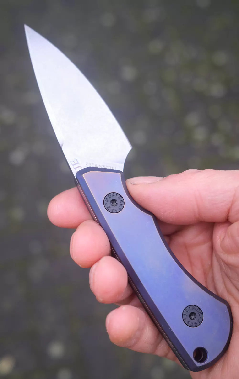 SK09 Titan Lila Anodisiert – 14C28 mit Lederscheide