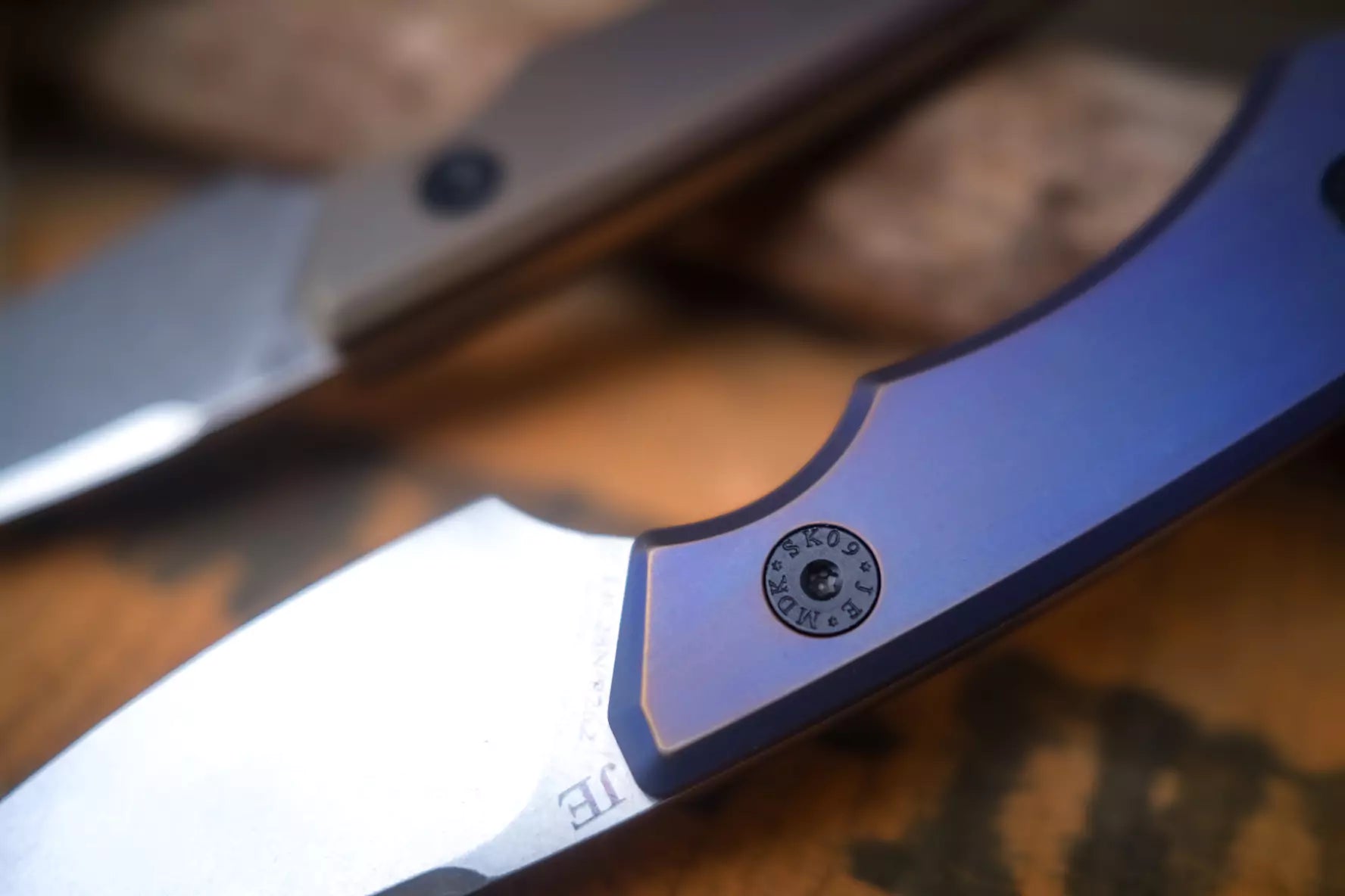 SK09 Titan Lila Anodisiert – 14C28 mit Lederscheide