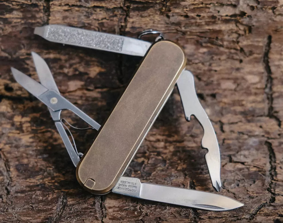 Victorinox Rambler Messing-Scales (Roman Pats Exclusive)
