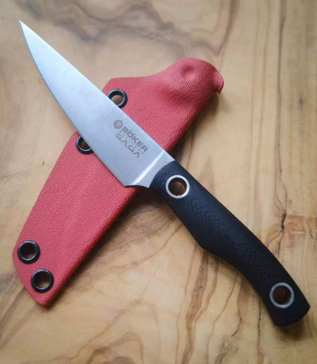 Böker Saga Spickmesser mit roter Kydex-Scheide