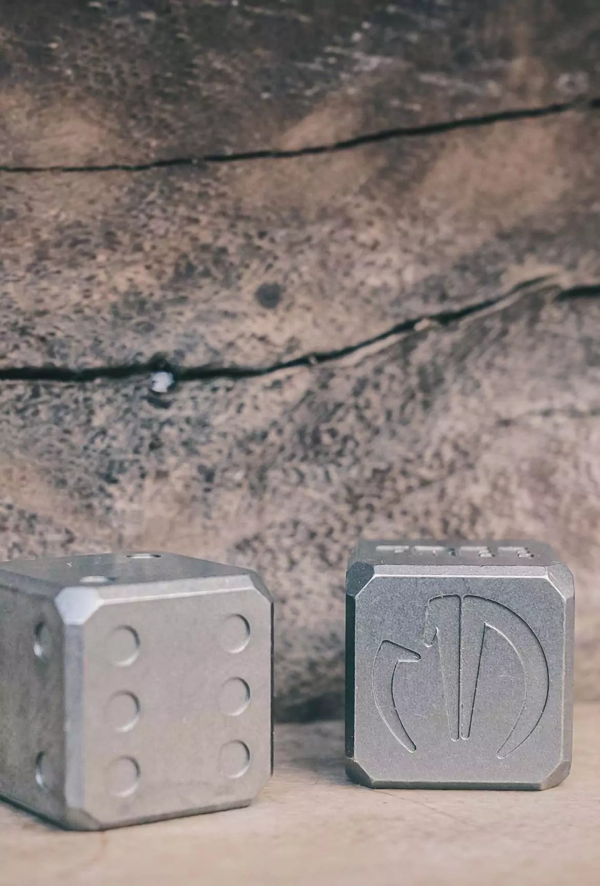 MDK Titan Spielwuerfel 6-seitig | Titan 6AL4V | Stonewashed Finish | EDC Zeitver