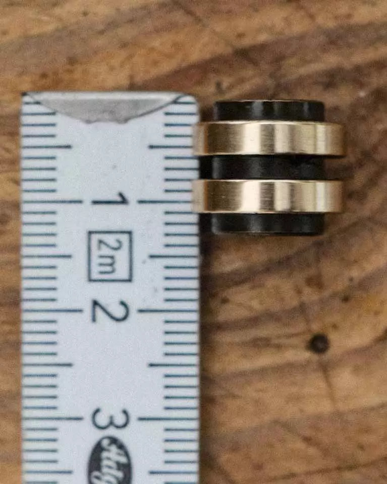 Roman Pats Bead, Messing, zwei Ringe, poliert