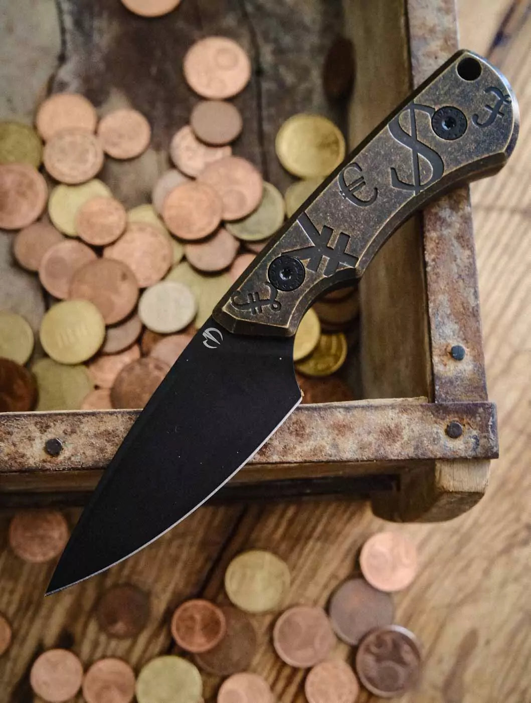 SK09 Messing "Money" – 14C28 mit Lederscheide