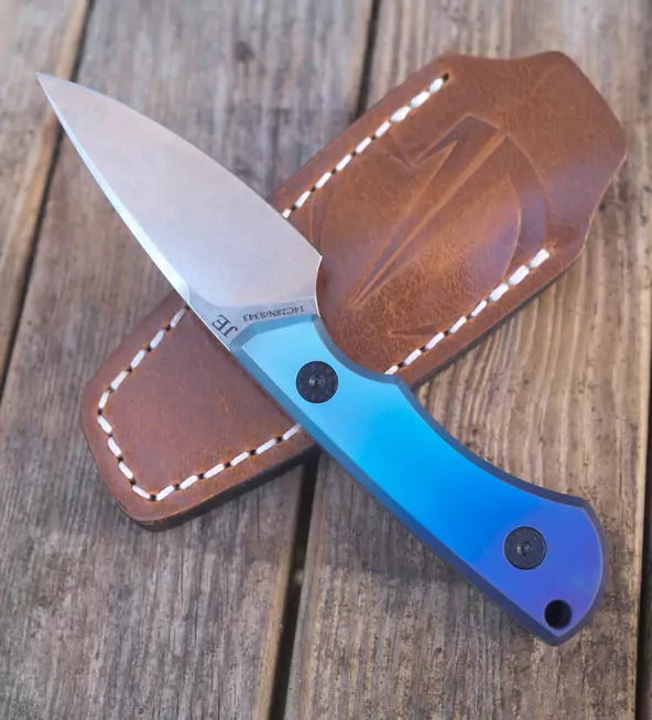 SK09 Titan Anodisiert "Clean Blue" – 14C28 mit Lederscheide