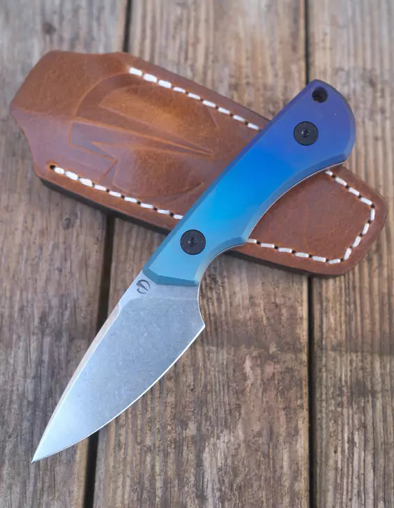 SK09 Titan Anodisiert "Clean Blue" – 14C28 mit Lederscheide