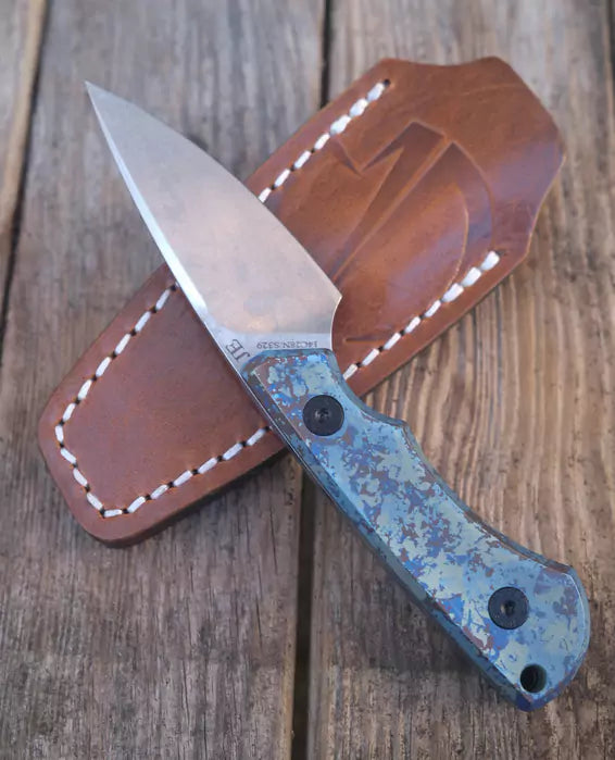 SK09 Titan Anodisiert "Cracked Ice" – 14C28 mit Lederscheide