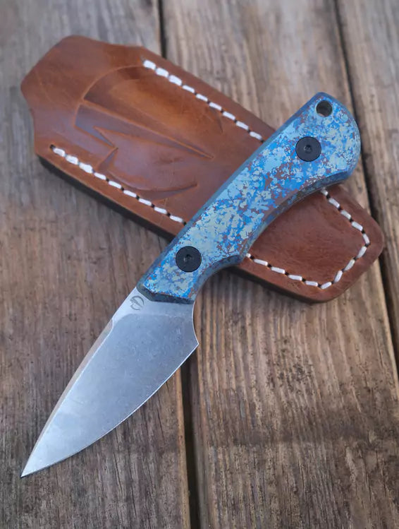 SK09 Titan Anodisiert "Cracked Ice" – 14C28 mit Lederscheide