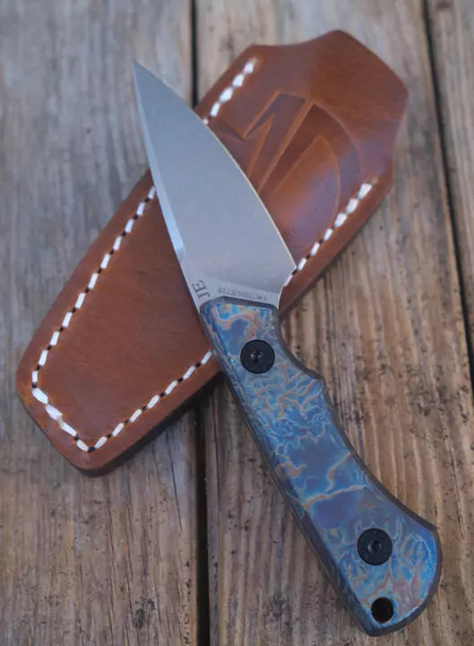 SK09 Titan Anodisiert "Flash" – 14C28 mit Lederscheide