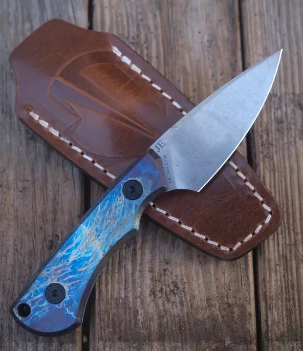 SK09 Titan Anodisiert "Thunder" – 14C28 mit Lederscheide