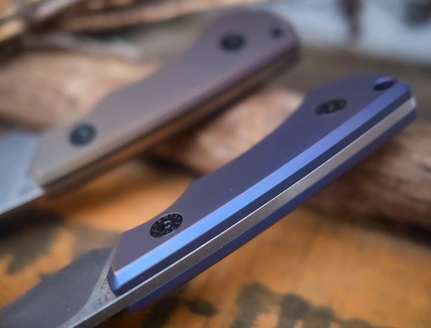 SK09 Titan Lila Anodisiert – 14C28 mit Lederscheide