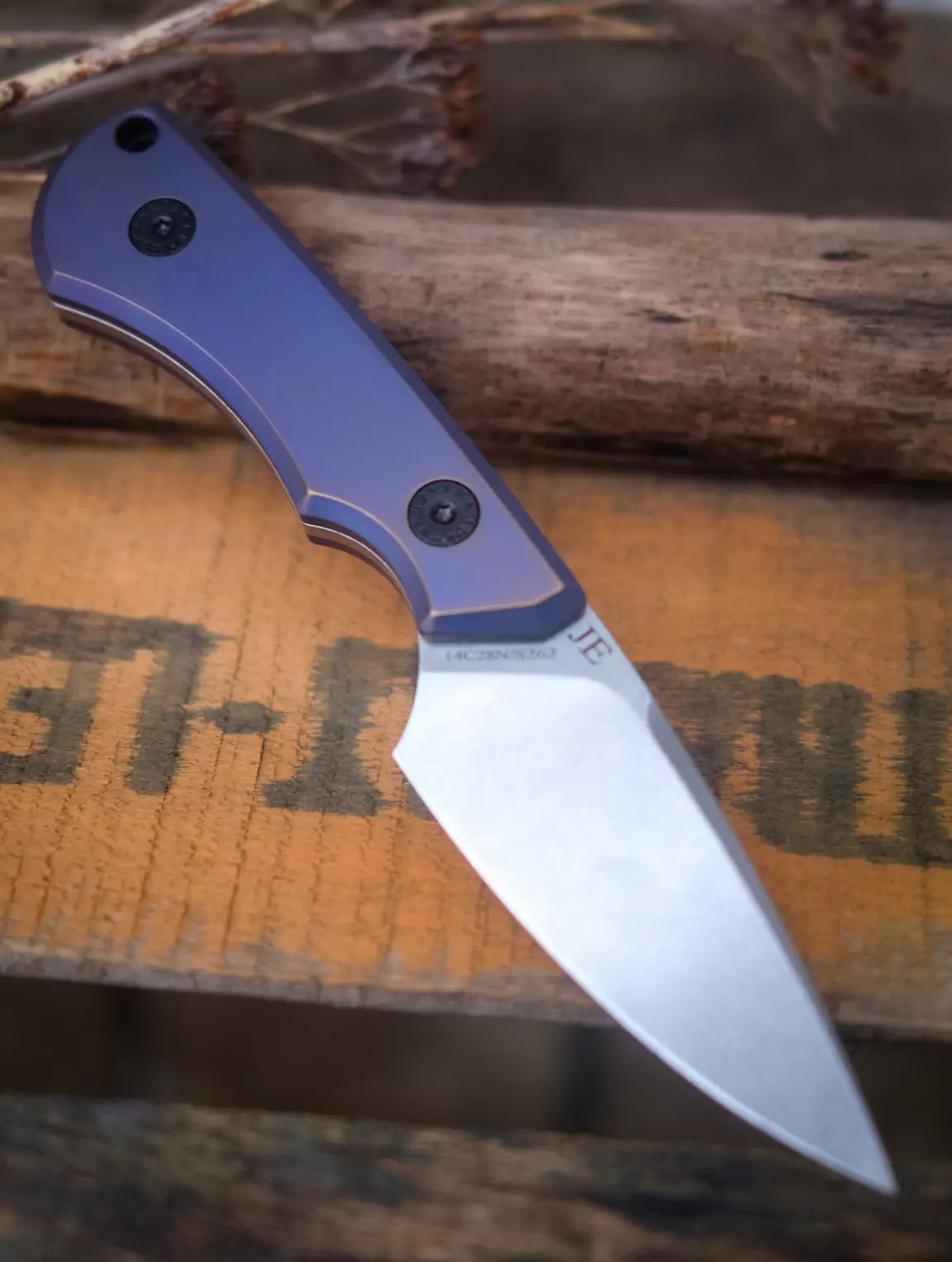 SK09 Titan Lila Anodisiert – 14C28 mit Lederscheide