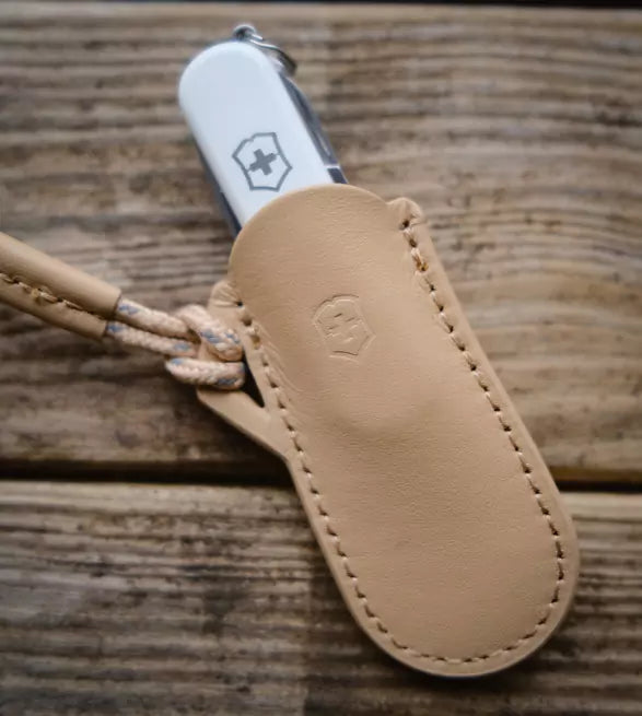 Victorinox Classic SD, Falling Snow with Leather Pouch beige