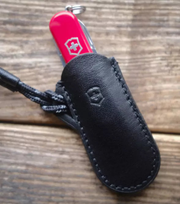 Victorinox Classic SD, Style Icon with Leather Pouch black