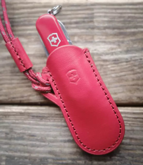 Victorinox Classic SD, Style Icon with Leather Pouch red